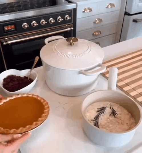 Foldable silicone nano-material Food Warmer showing stain-resistant and splash-proof heating surface for easy cleaning